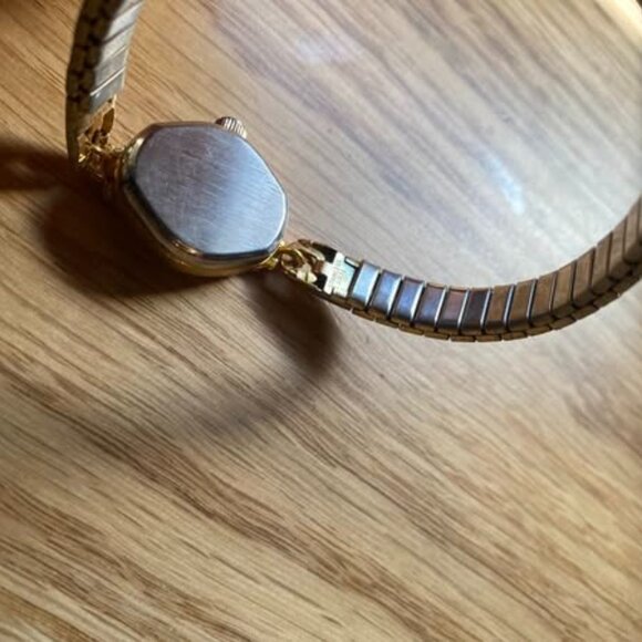 Vintage Geneva Ladies Gold Watch - Working - Picture 4 of 4